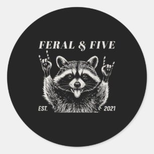 Adesivo Redondo Feral e cinco guaxinins engraçadas meninas de 5 an