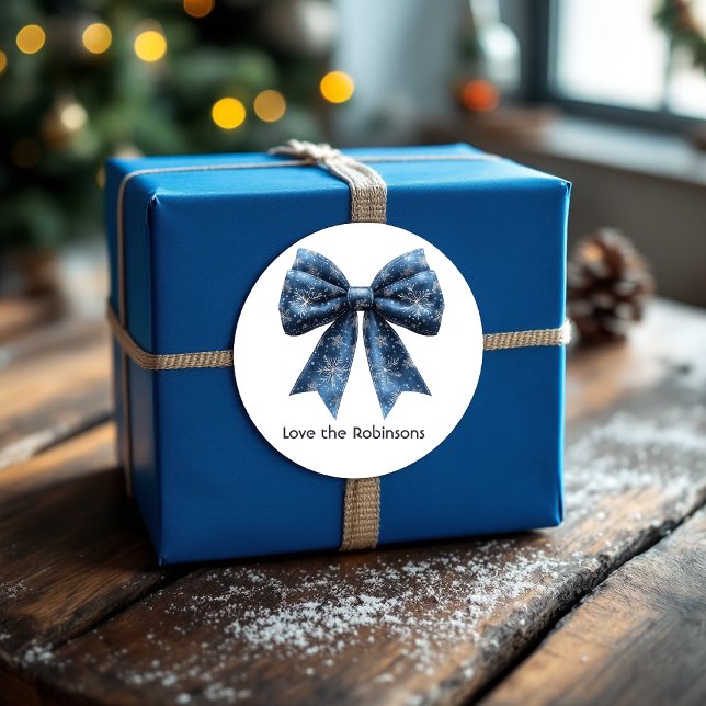 Adesivo Redondo Feriado de Natal com Arco de Neve Azul (Blue Snowflake Bow Christmas Holiday Classic Round Sticker)