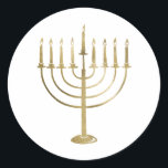 Adesivo Redondo Feriado Dourado Menorah<br><div class="desc">Este adesivo apresenta uma menorah dourada sobre um fundo branco. Um elogio perfeito às suas mensagens de férias e presentes para adicionar um pouco de decoração.</div>