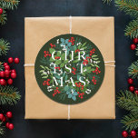 Adesivo Redondo Feriado em Greenery Berries CHRISTMAS<br><div class="desc">A palavra NATAL encontra-se entre folhas e bagas num fundo verde escuro (ou qualquer cor) nestes autocolantes redondos,  elegantes para selos de envelopes,  favoritos para festas ou qualquer ocasião de Natal de férias. CORRESPONDENTE a itens na nossa coleção.</div>