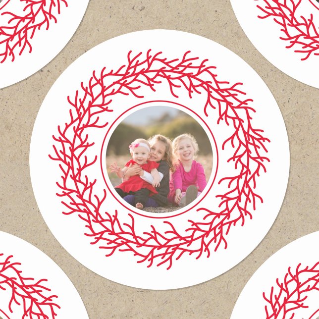 Adesivo Redondo Feriado Vermelho e Branco da Terra Escandinava (Scandinavian wreath personalized photo red and white Christmas or Holiday round sticker)