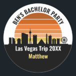 Adesivo Redondo Férias Personalizadas Sunset em Las Vegas Strip<br><div class="desc">Legal costume do horizonte de Las Vegas no adesivo do pôr do sol para suas férias em família ou despedida de solteiro para a cidade das luzes. Gamble do nascer do sol ao pôr do sol nesta cidade e lembre-se disso com esta lembrança de keepsasasair.</div>