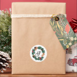 Adesivo Redondo Ferida de Natal com inicial personalizável<br><div class="desc">Corrida de Natal com o Classic Round Sticker inicial personalizável. Christmas tree ornament. Design da coroa de Natal e inicial personalizada de um lado,  e detalhe da coroa e da vela. Ambas as mãos desenhadas por mim,  Mònica Roca.</div>