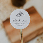 Adesivo Redondo Ferradura minimalista | Casamento Negro e Branco<br><div class="desc">Estes adesivos elegantes, negros e brancos, de casamento ou chá de panela apresentam um estilo rústico moderno e minimalista, com um roteiro manuscrito que diz "obrigado você" assim como texto clássico. Um par de ferraduras desenhadas à mão é apresentado em uma sutil ilustração, para um olhar atualizado para o casamento...</div>