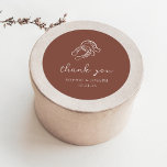 Adesivo Redondo Ferradura minimalista | Casamento Rustic Brown<br><div class="desc">Esses adesivos de chá de panela ou casamento castanho, mas elegantes, apresentam um estilo rústico moderno e minimalista, com um guião manuscrito branco que diz "obrigado você" assim como texto clássico. Um par de ferraduras desenhadas à mão é apresentado em uma sutil ilustração, para um olhar atualizado para o casamento...</div>