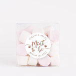 Adesivo Redondo Ferrugem | Favor personalizado de casamento<br><div class="desc">Os adesivos punny do favor do casamento apresentam "a menta a ser" em tons de terra escrita com letra de ferrugem realçada com corações. Personalize com seus nomes e data de casamento.</div>