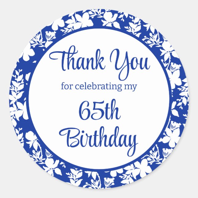 Adesivo Redondo Festa de aniversário 65 - Floral Branco Azul Chic (Frente)