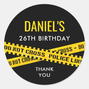 Adesivo Redondo Festa de Aniversário com Cena de Crime com Fita Am
