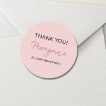 Adesivo Redondo Festa de aniversário Cor-de-rosa-rosa Muito Obriga<br><div class="desc">Adicione um toque encantador aos seus favoritos para festas com a nossa Festa de aniversário Blush Pink Cute Obrigado Classic Round Sticker. Apresentando um delicioso fundo cor-de-rosa e uma letra lúdica, esses adesivos são perfeitos para expressar gratidão aos seus convidados. Use-os para selar envelopes, decorar sacos de presentes, ou adicione...</div>
