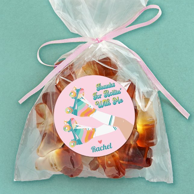 Adesivo Redondo Festa de aniversário De Rastreamento Do Cilindro R (Decorate a treat bag for your birthday party guests with this retro rollerskating sticker.)