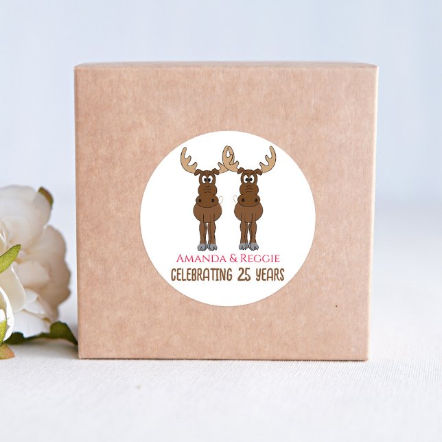 Adesivo Redondo Festa de Aniversário Furiosa Favorito Personalizad (Whimsy ANniversary Moose party favor sticker. )