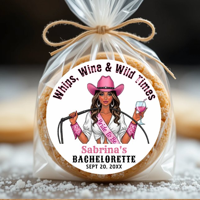 Adesivo Redondo Festa de Despedida de Solteira Cowgirl Açoita Vinh (Cowgirl Bachelorette Party Whips Wine & Wild Times Classic Round Sticker
)