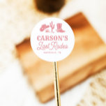 Adesivo Redondo Festa de Despedida de Solteira Cowgirl Blush Pink<br><div class="desc">Este Sticker Redondo Clássico de Festa de Despedida de Solteira Cowgirl Blush Pink Last Rodeo apresenta um layout desenhado à mão com ilustrações desenhadas à mão junto com uma fonte western! Você tem liberdade para criar algo exclusivamente seu! Edite facilmente a redação e as cores para combinar com seu estilo!...</div>