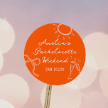 Adesivo Redondo Festa de Fim de Semana da Bachelorette de Esquetes<br><div class="desc">O desenho desenhado cor-de-rosa e vermelho desenhado à mão ilustrava o adesivo redondo clássico de festa de solteira.</div>
