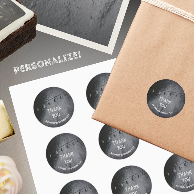 Adesivo Redondo Festa de homem ao estilo industrial de metal negro (Criador carregado)