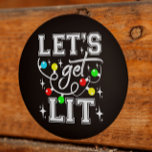 Adesivo Redondo Festa de Natal Engraçado - Luz de Natal<br><div class="desc">Entra no espírito festivo com o nosso design de "Vamos para a festa de Natal Engraçado - Luz de Natal"! Perfeito por adicionar algum humor às suas comemorações de feriado, este design tocável apresenta luzes de Natal vibrantes e uma frase espirituosa que acenderá qualquer encontro. Quer você esteja hospedando uma...</div>
