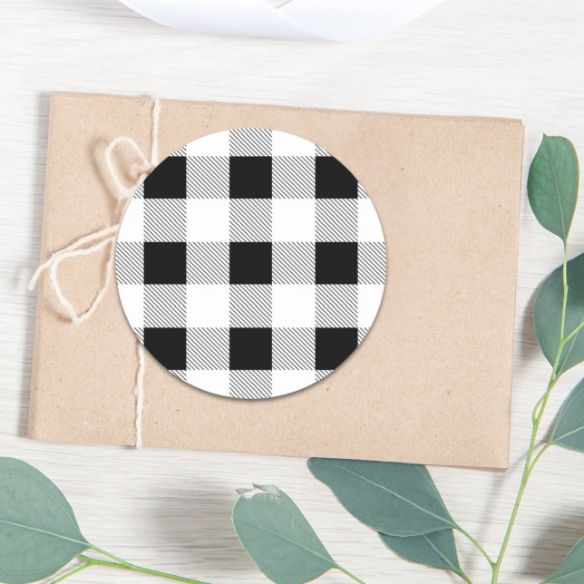 Adesivo Redondo festa de plaid búfalo preto e branco em casa rústi (rustic farmhouse black white buffalo plaid party classic round sticker)