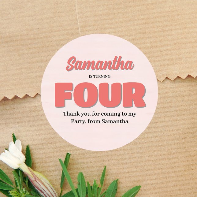 Adesivo Redondo Festa de Quarta Rapariga de Quarto Aniversário Ros (Pink fourth birthday party custom gavor sticker. )