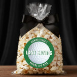 Adesivo Redondo Festa de Solteiro de Golfe Último Balanço Antes do<br><div class="desc">Leve para o fairway com este último balanço antes do adesivo de festa de solteiro do anel.  Projetado com uma bola de golfe,  é perfeito para fãs de esportes,  membros de clubes e jogadores. Personalize com o nome do noivo para uma lembrança personalizada que certamente vai fazer sucesso.</div>