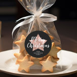 Adesivo Redondo Festivo Black Merry Christmas<br><div class="desc">Pau de Natal clássico de Natal de Preto Festivo</div>