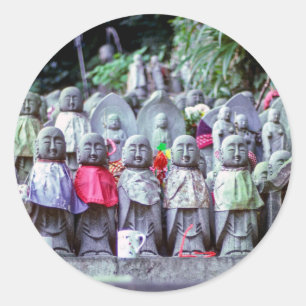 Adesivo Redondo Fileiras de pequenas estátuas de monges Jizo com b