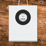 Adesivo Redondo Fim de semana do Vintage Vinyl Record Music Black<br><div class="desc">Na moda vintage vinil record style solteiro fim de semana. Design apresenta registro de vinilo preto,  solteiro de texto de fonte retrorativa fim de semana e nome e data personalizados.</div>