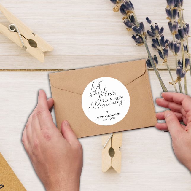 Adesivo Redondo Finalização doce para o novo começo da graduação d (Sweet Ending to New Beginning 2024 Graduation Classic Round Sticker)