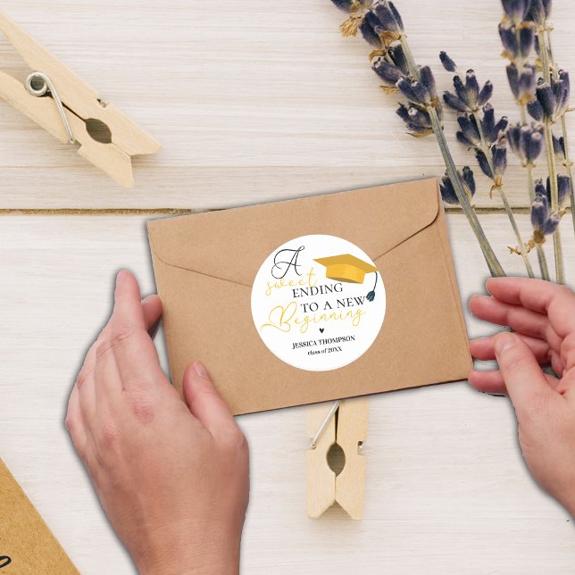 Adesivo Redondo Finalização doce para o novo começo da graduação d (Sweet Ending to New Beginning 2025 Graduation Classic Round Sticker)