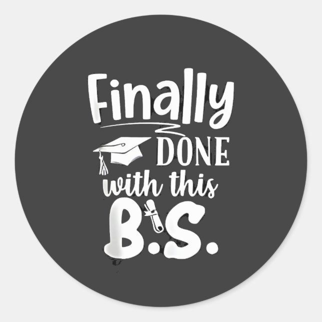 Adesivo Redondo Finalmente feito com a graduação BS Funny 2025 (Frente)