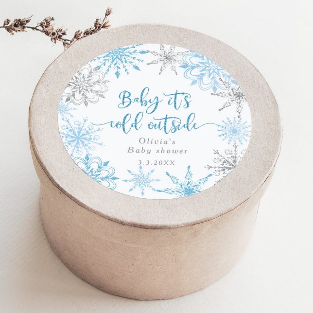 Adesivo Redondo Flocos de neve prateados azuis bebê está frio lá f (Criador carregado)