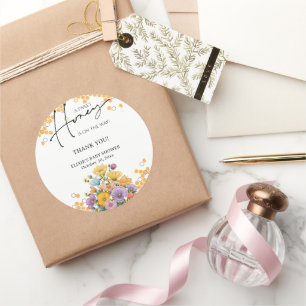 Adesivo Redondo Floral Um Convite Para Chá de fraldas De Abelhas D