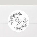 Adesivo Redondo Floral Wreath Wedding Monograma Inicial<br><div class="desc">Vinhetas de monograma de casamento personalizadas com caligrafia moderna com design floral de coroa. Perfeito para adicionar um toque de estilo aos envelopes de casamento,  pacotes de presentes e muito mais.</div>