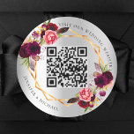 Adesivo Redondo Florestas de prata e burgundy ouro, casamento geom<br><div class="desc">Decorado com rosas de cor aquosa,  em burgundy e rosa. Um fundo de olhar mal prateado. Um quadro geométrico dourado. Adicione sua url para seu site de casamento.</div>
