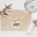 Adesivo Redondo Flower Power 70's Retro Groovy Wedding<br><div class="desc">Comemore em estilo com esses vinhetas de casamento retrô dos anos 70. O design é fácil de personalizar com sua redação de evento especial e seus convidados ficarão entusiasmados quando receberem esses adesivos fabulosos. Itens correspondentes podem ser encontrados na coleção.</div>