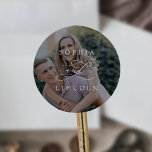 Adesivo Redondo Focas de Envelope Romântica Dark Foto Sobreposta<br><div class="desc">Estas selas de envelope de casamento românticas e escuras são perfeitas para um casamento simples. O clássico design moderno apresenta espirais ricos e turbilhões brancos com magnífica e elegante tipografia à mão. Personalize o rótulo com os nomes da noiva e do noivo.</div>