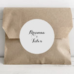Adesivo Redondo Focos de Envelope de Casamento Colorido Preto e Br<br><div class="desc">Estas selagens de casamento da caligrafia moderna são perfeitas para um casamento rústico. O design simples e elegante apresenta a tipografia de scripts clássicos e ricos em preto e branco. Personalize as etiquetas com os nomes da noiva e do noivo.</div>