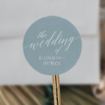 Adesivo Redondo Focos de Envelope de Casamento Coordenado de Aqua<br><div class="desc">Estas selagens de envelope de casamento coordenadas da praia aqua são perfeitas para um casamento de destino tropical. A simples e moderna design apresenta uma surpreendente turquesa, azul-lacre e azul-claro que lembra o mar. É aliado a uma caligrafia elegante. Personalize o rótulo com os nomes da noiva e do noivo....</div>