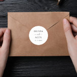 Adesivo Redondo Focos de Envelope de Casamento Negro e Branco<br><div class="desc">Os selos de envelopes personalizados de casamento preto-e-branco fazem uma atividade familiar de excelente. Personalize este design gráfico digital com suas informações. Faz um excelente presente de casamento.</div>