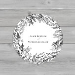 Adesivo Redondo Focos de Envelope de Casamento Verde Branco e Negr<br><div class="desc">Este design de Envelope de Casamento Verde Branco e Negro oferece uma combinação clássica de tipografia simples e minimalista com uma história neutra de cor branca e negra e um verde-arte de linhagem chica. Os embelezamentos da silhueta das folhas magnéticas estão arranjados de forma artística para criar uma bela forma...</div>
