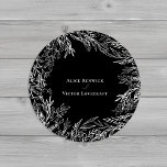 Adesivo Redondo Focos de Envelope de Casamento Verde Negro e Branc<br><div class="desc">Este design de Envelope de Casamento Verde Negro e Branco oferece uma combinação clássica de tipografia simples e minimalista com uma história neutra a preto e branco e um verde-arte de linhagem chica. Os embelezamentos da silhueta das folhas magnéticas estão arranjados de forma artística para criar uma bela forma fluida...</div>