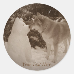 Adesivo Redondo fofo akita beijando um cão de neve do boneco de n