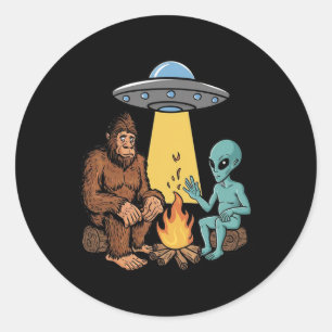 Adesivo Redondo Fogueira de Bigfoot e Alien para Mochileiros que F