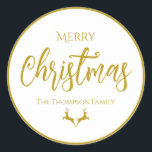 Adesivo Redondo Folha de Faux-Gold Felry Christmas| Family Name<br><div class="desc">Estes adesivos são perfeitos para adicionar um toque de elegância aos seus presentes de Natal. O fundo branco e a cor da folha de alumínio falso-ouro fazem uma design moderna e chica que carregar maravilhosamente a mensagem do Feliz Natal. Estes adesivos são fáceis de usar e adicionam um toque especial...</div>