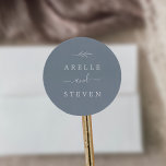 Adesivo Redondo Folha mínima | Selagens de Envelopes Azuis Dusty<br><div class="desc">Estas escassas juntas de envelopes azuis são perfeitas para um casamento elegante. A design apresenta uma simples silhueta verde em azul-ardósia com estilo clássico minimalista. Personalize o rótulo com os nomes da noiva e do noivo.</div>