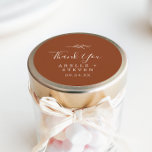 Adesivo Redondo Folha mínima | Terracotta Obrigado Favor Sticker<br><div class="desc">Esse obrigado de terracota de folha que você quer é perfeito para uma recepção de casamento de boho. A design apresenta uma simples silhueta verde folha em laranja queimado com estilo minimalista de boêmia do deserto. Personalize as etiquetas do adesivo com seus nomes, o evento (se aplicável) e a data....</div>