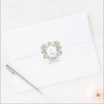 Adesivo Redondo Folha Tradicional com Arco | Casamento Monograma<br><div class="desc">A elegante crista de monograma de aquarela dá a este adesivo um belo e eterno visual que qualquer noiva sofisticada amará. Personalize este adesivo com as suas iniciais dentro na crista superior. As cores incluem, azul claro, verde, amarelo ouro e bronzeado. Se tiver alguma dúvida ou precisar de ajuda para...</div>