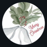 Adesivo Redondo Folhagem de Natal Merry Christmas Watercolor<br><div class="desc">Pintura de mão aquosa feita com cuidado com excelente para este adesivo de Natal com aquarela. A folhagem, galhos e frutas foram inspirados pelas memórias tradicionais de Natal, com uma rica paleta de tons verdes, vermelhos e neutros... e aparados com um belo arco. Acabou com a elegante tipografia de Feliz...</div>