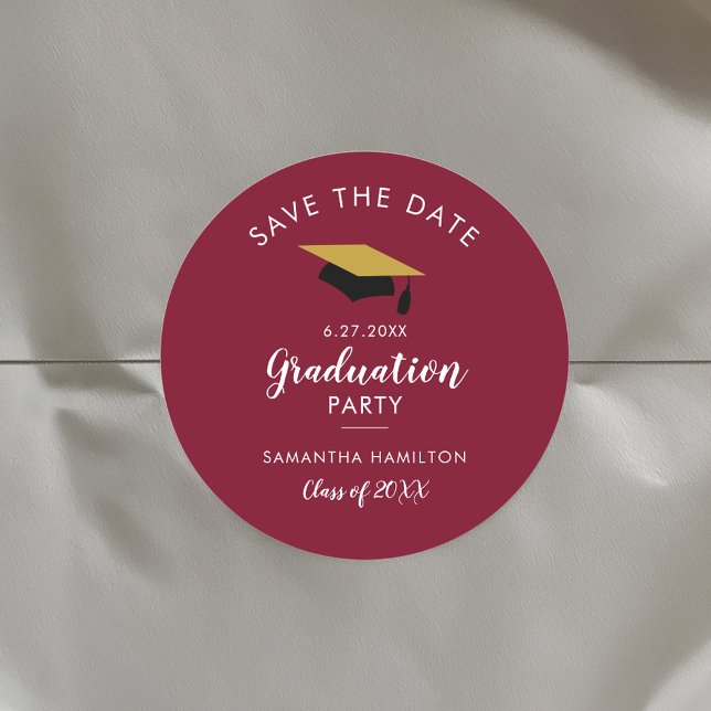 Adesivo Redondo Formando 2025 Burgundy Salvar a Parte de Formando  (Graduation Save the Date Burgundy Classic Round Sticker)