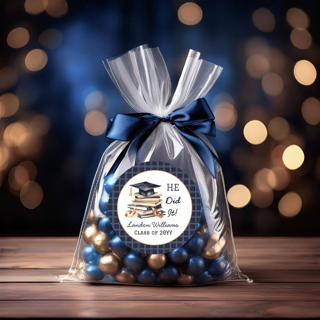 Adesivo Redondo Formando Boné e pilha de livros que ele fez ("HE Did It!" Grad Cap and Stack of Books Graduate Name and Class Year Graduation Round Sticker)