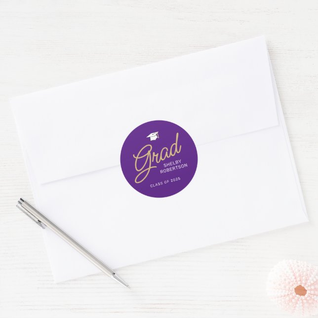 Adesivo Redondo Formando Script Moderno Roxo e Graduação Dourada (Envelope)